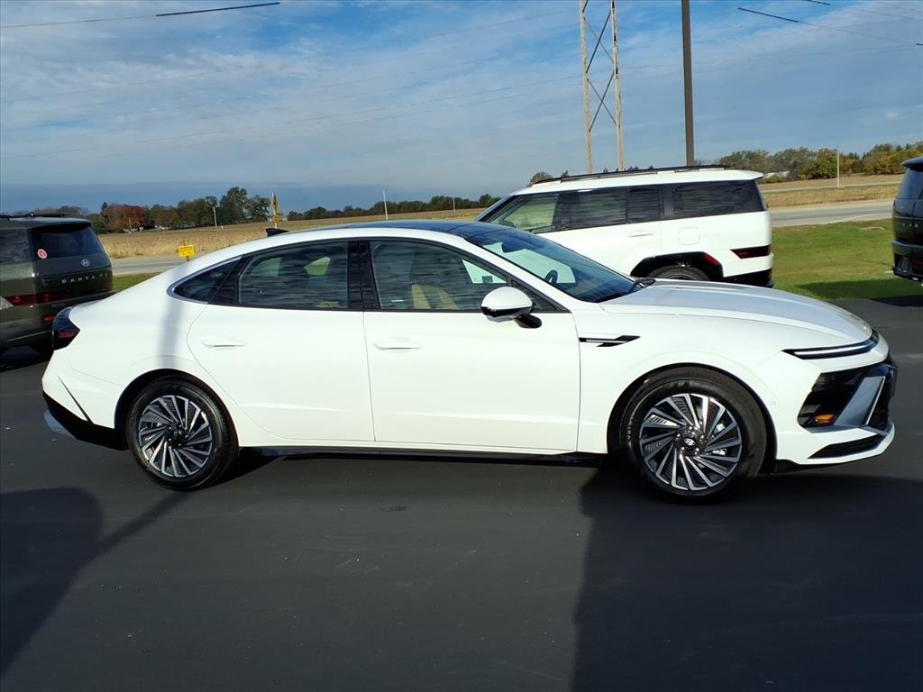 2026 Hyundai Sonata Hybrid Limited photo 2