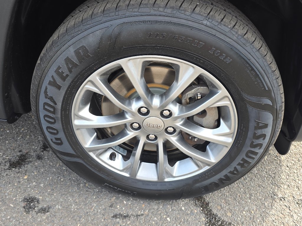 Used 2019 Diamond Black Crystal Pearl Coat Jeep Latitude Plus image 19