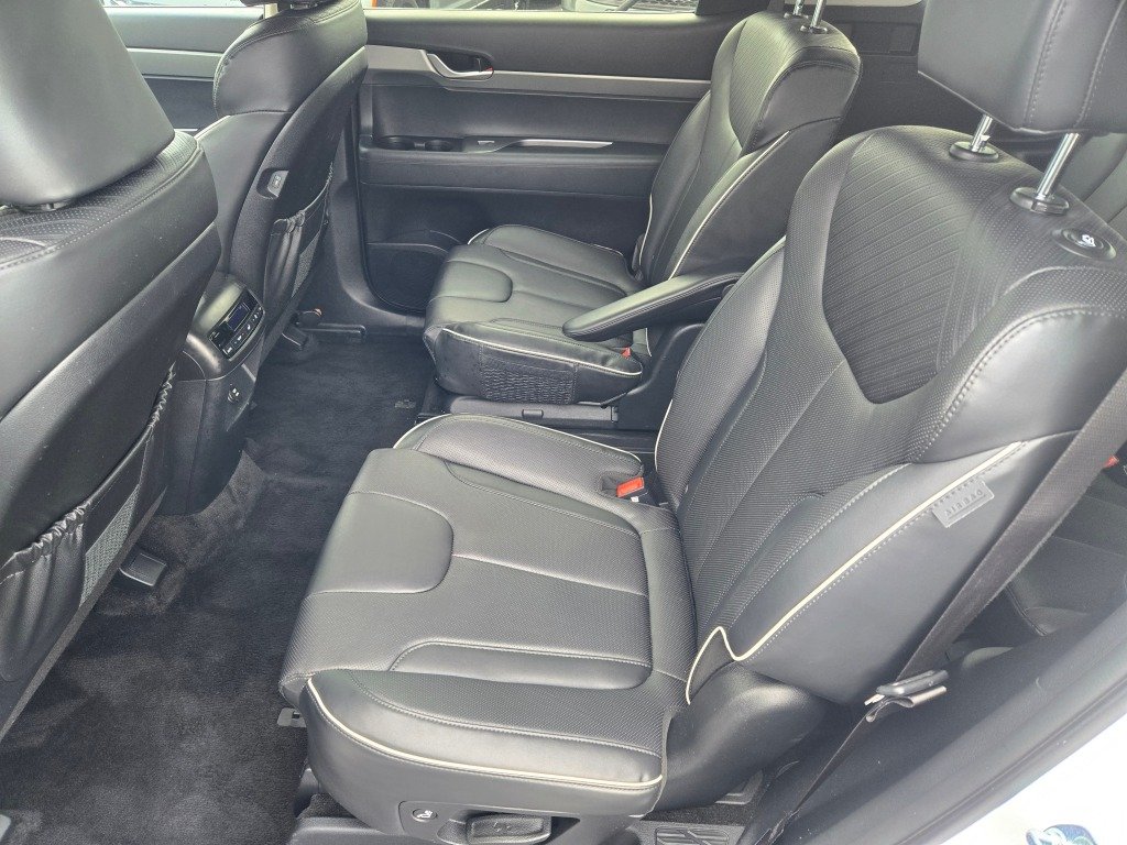 Used 2025 White Hyundai SEL image 18