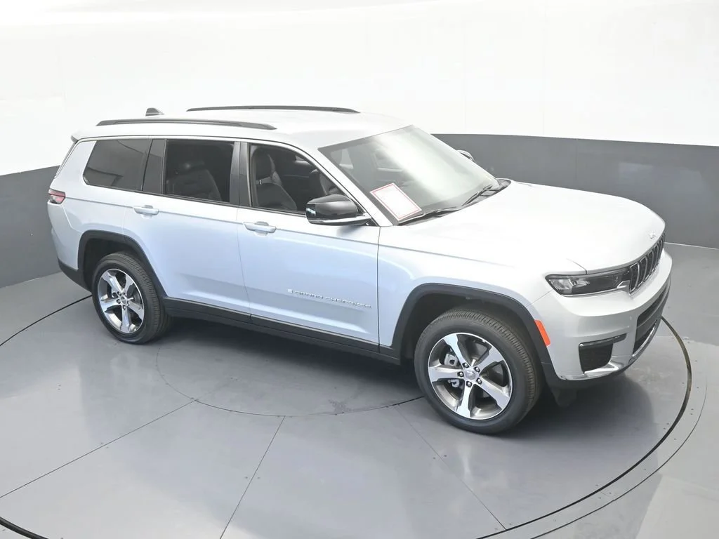 Used 2025 Silver Jeep Limited image 55