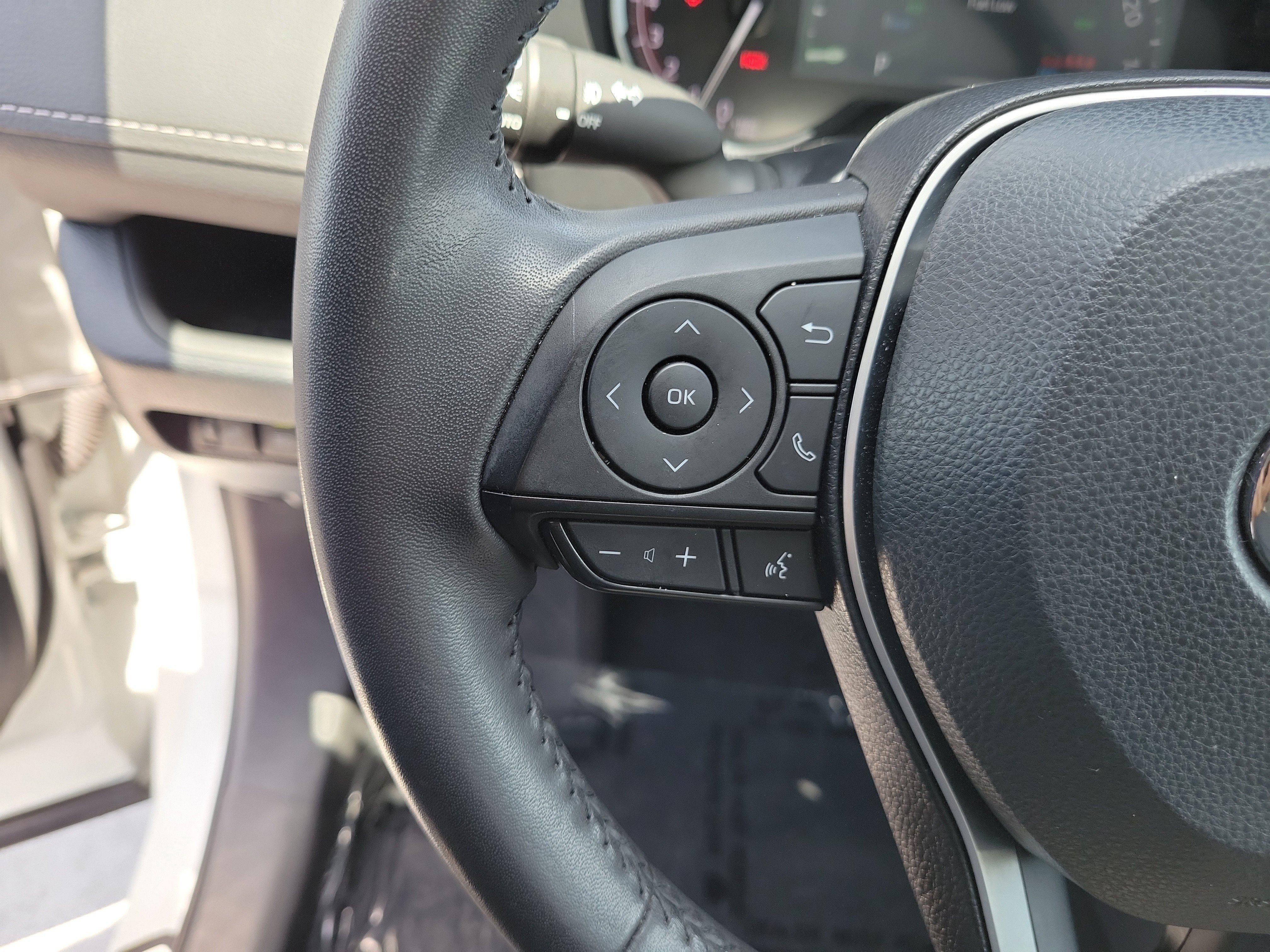 Certified Used 2023 Pearl Toyota XLE Premium image 27