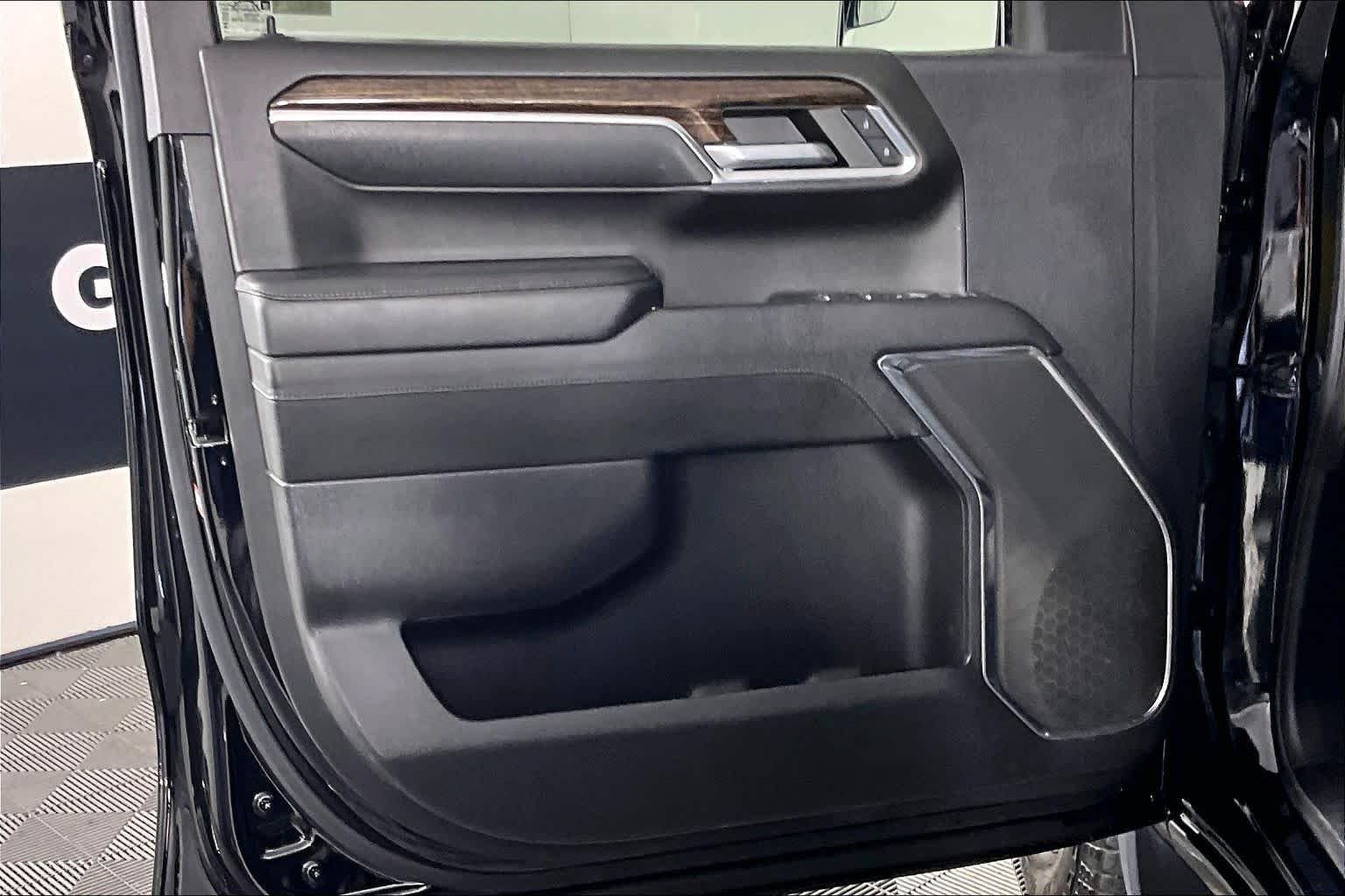 Used 2024 Onyx Black GMC Elevation image 22
