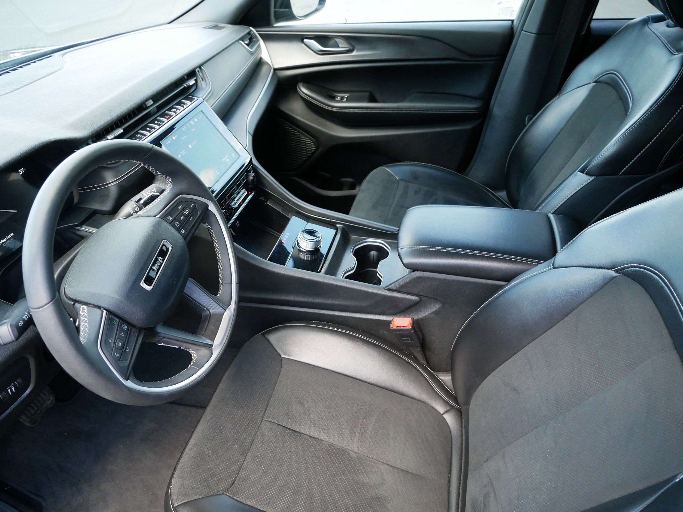 Used 2024 Diamond Black Crystal Pearlcoat Jeep Altitude image 11