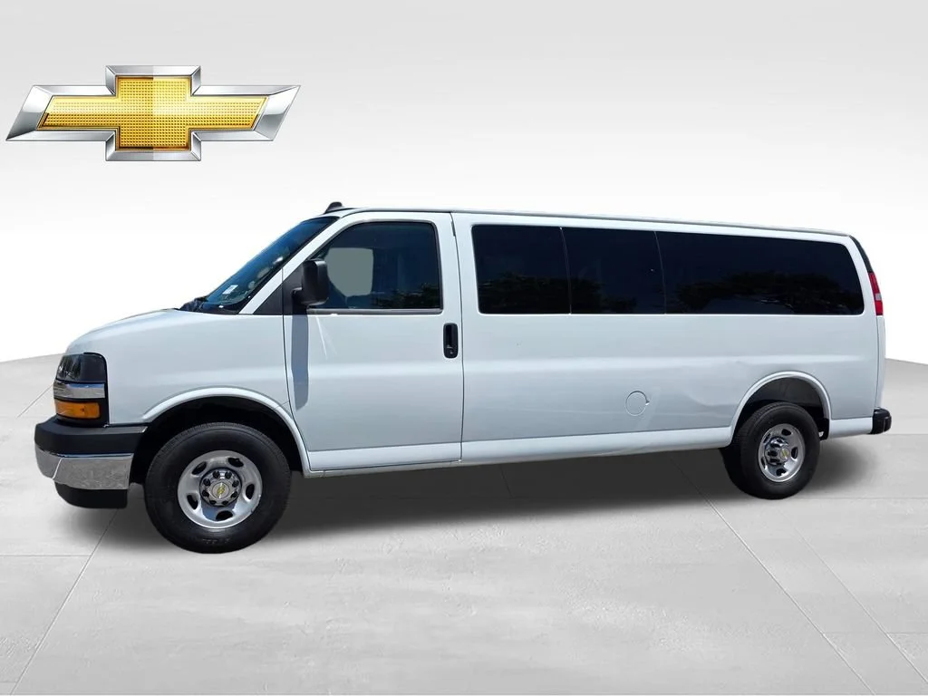 Used 2025 Summit White Chevrolet 1LT image 3