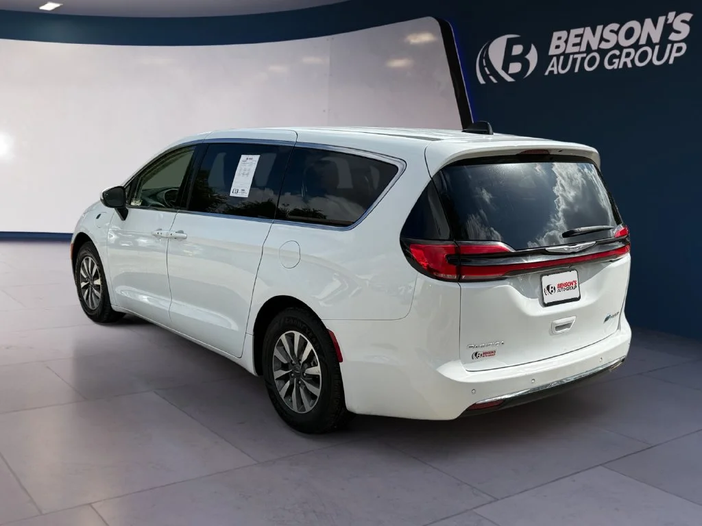 Used 2023 White Chrysler Touring L image 3