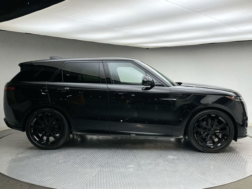 New 2026 Santorini Black Land Rover Dynamic SE image 4