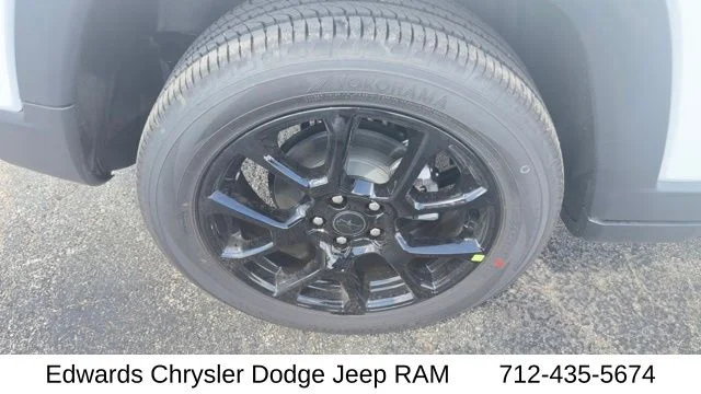 New 2026 White Jeep Latitude image 12