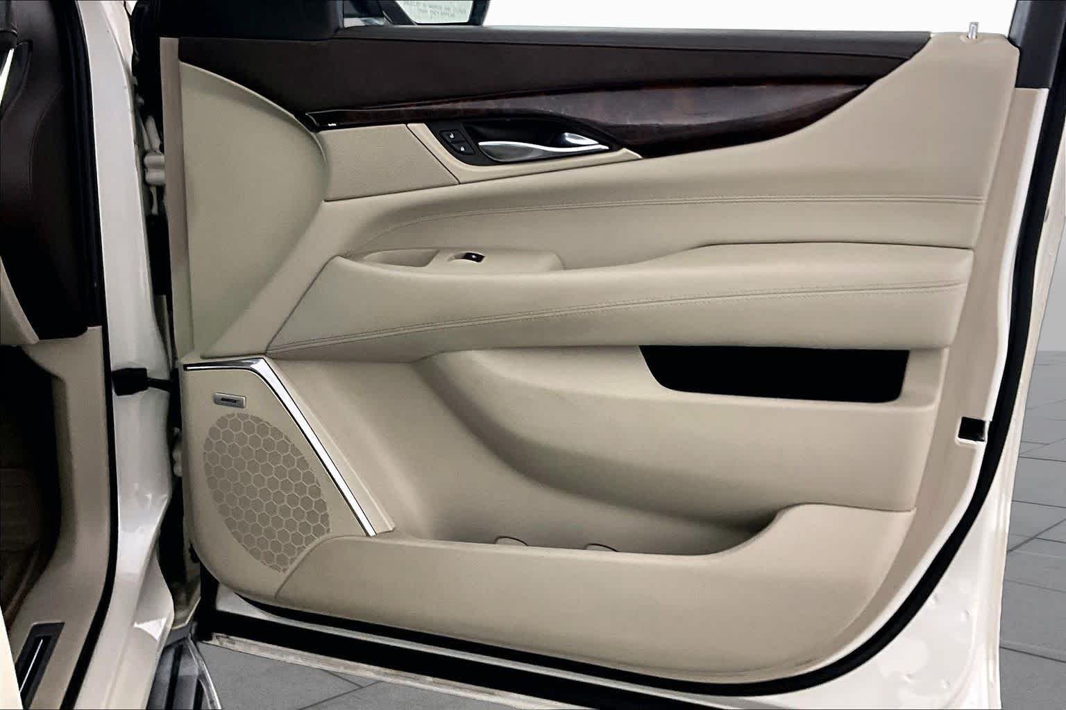 Used 2015 White Diamond Tricoat Cadillac Standard image 21