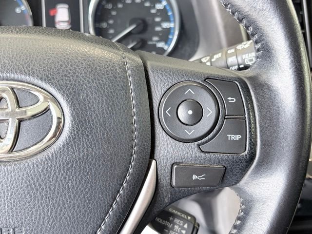 Used 2016 Red Toyota XLE image 19