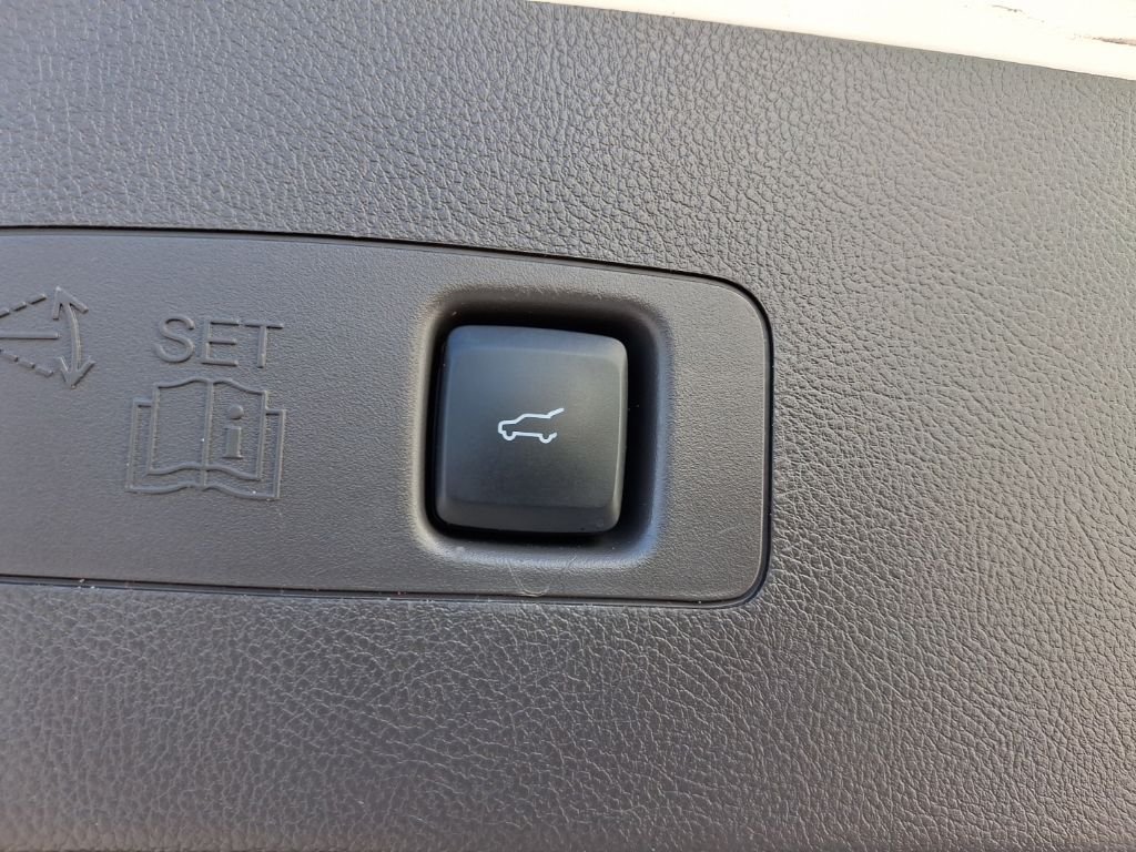 Used 2021 White Lincoln Standard image 11