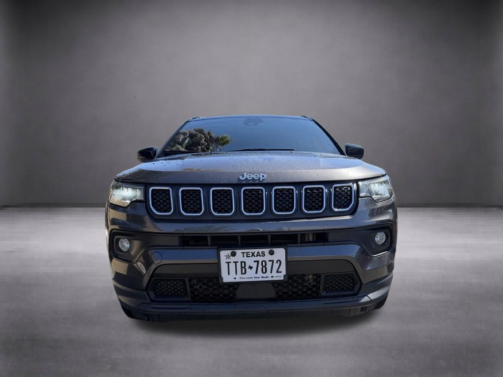 Used 2024  Jeep Latitude image 3