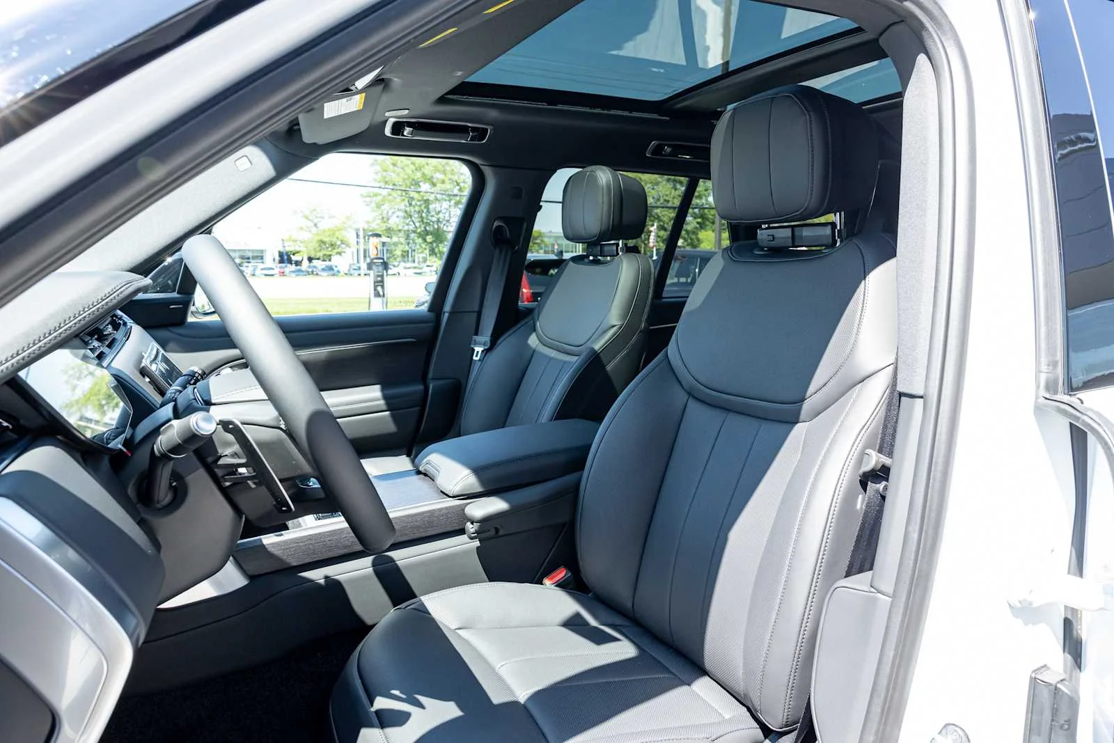 New 2026 Fuji White Land Rover SE image 24