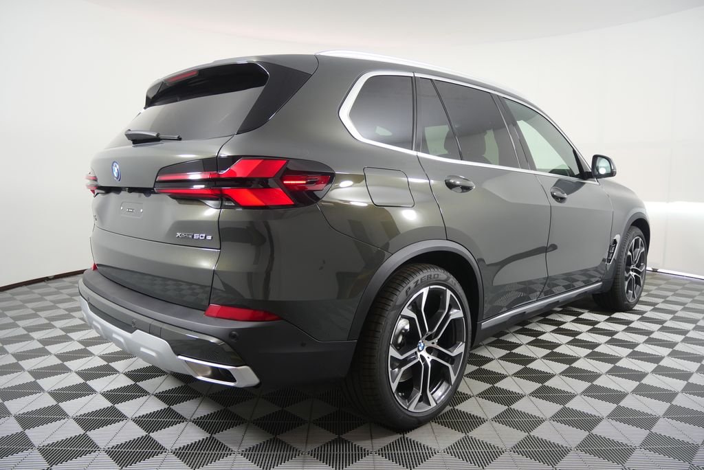 New 2026 Dravit Grey Metallic BMW xDrive50e image 3