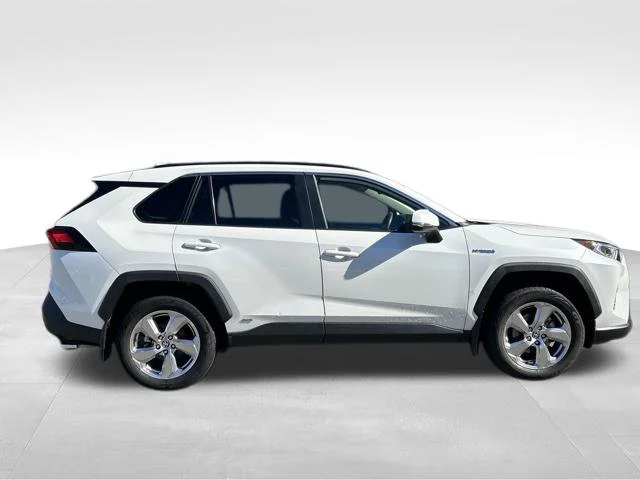 Used 2021 White Toyota XLE Premium image 6