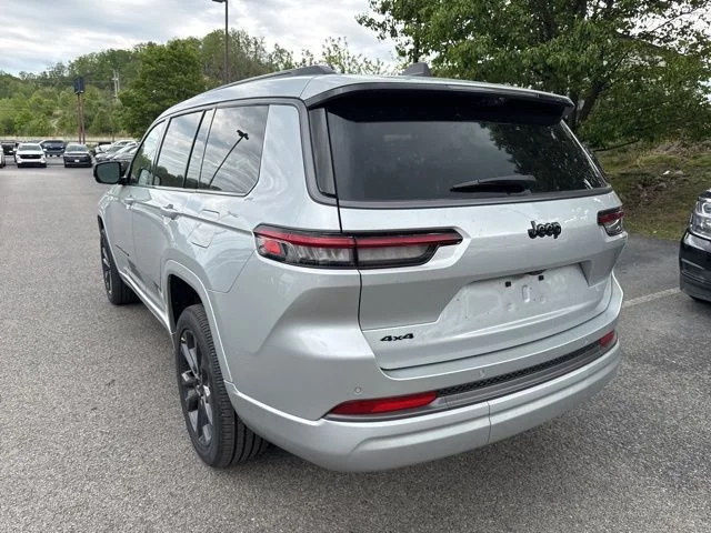 New 2026 Silver Zynith Exterior Paint Jeep Limited image 5