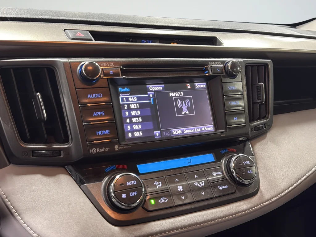 Used 2015 Red Toyota XLE image 12
