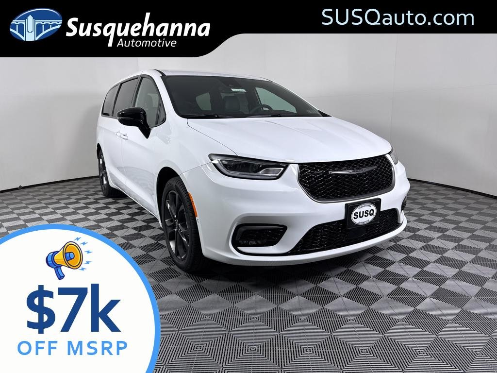 2026 Chrysler Pacifica Select's photo