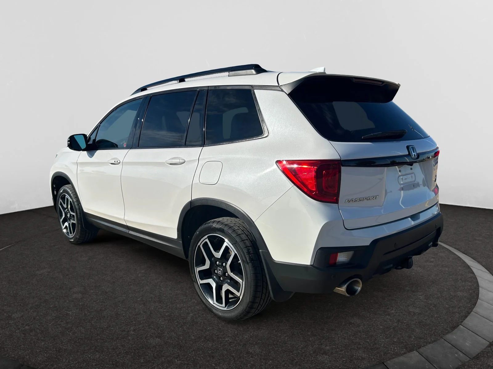 Used 2023 White Honda TOURING AWD image 3
