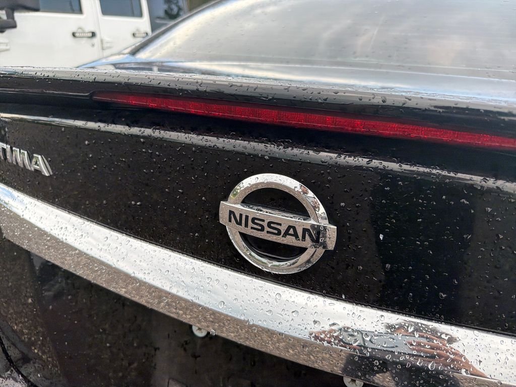 Used 2015 Black Nissan 2.5 S image 17