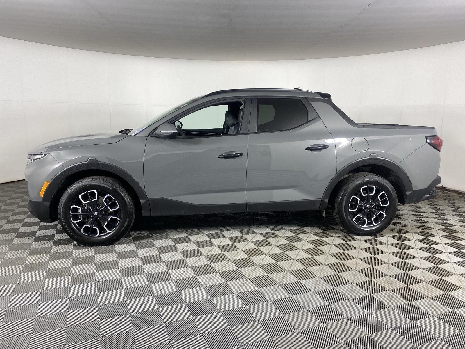 Used 2024 Hampton Gray Hyundai SEL image 4