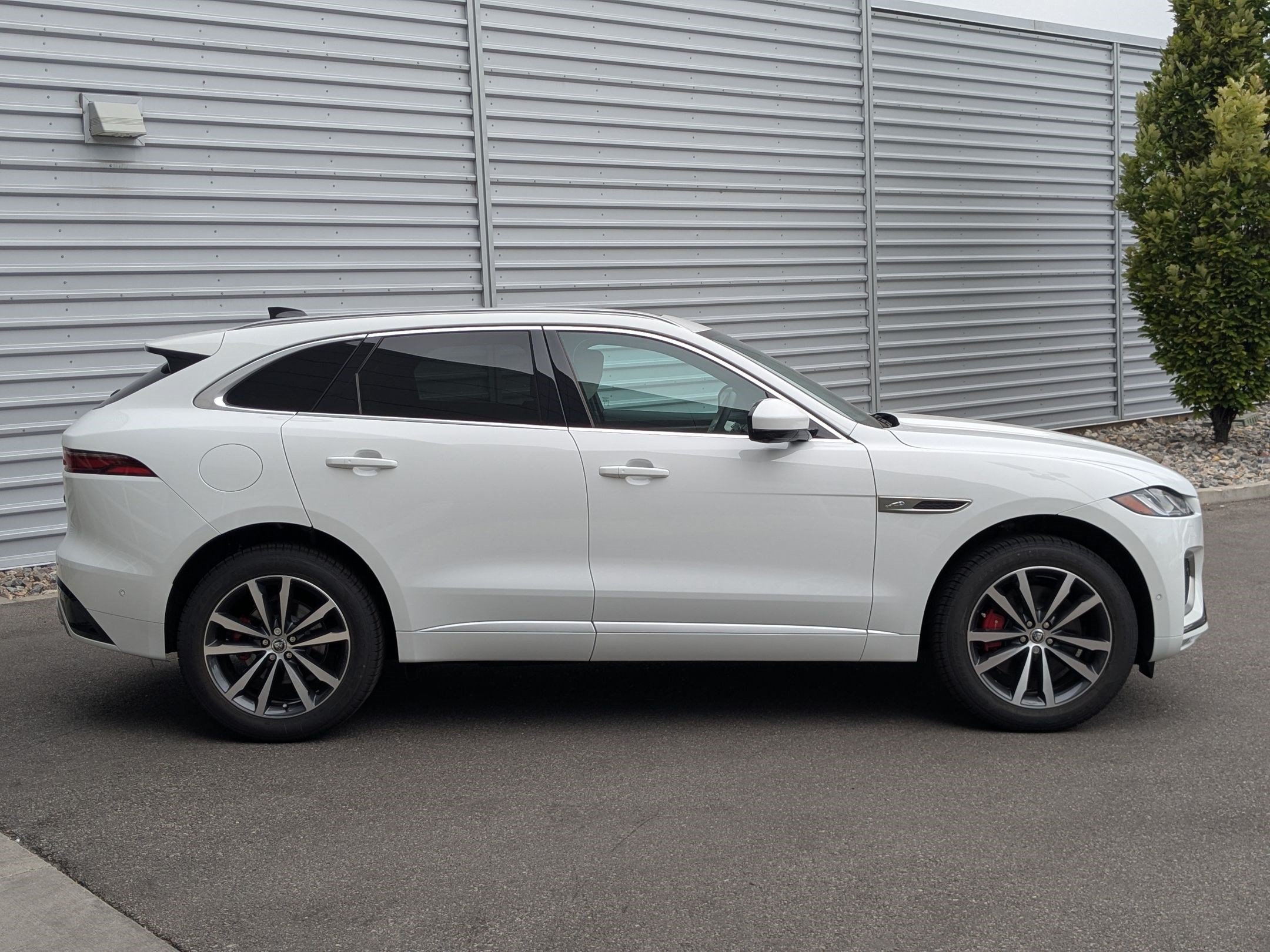New 2026 Fuji White JAGUAR  P400 R-DYNAMIC S image 4