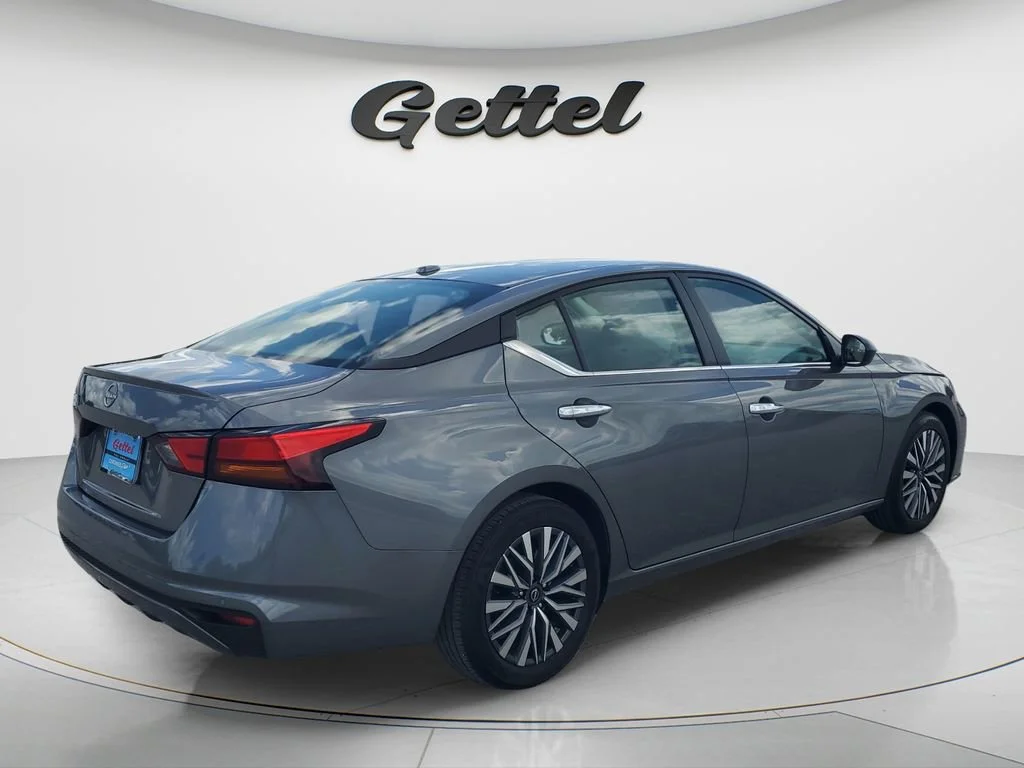 Used 2025 Gray Nissan SV FWD image 5