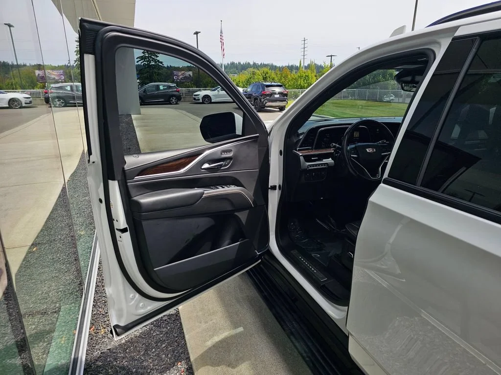 Used 2021 CRYSTAL WHITE TRICOAT Cadillac Sport Platinum image 21