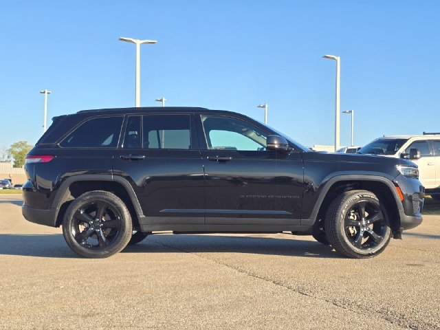 Certified Used 2024 Diamond Black Crystal Pearlcoat Jeep Altitude X image 31