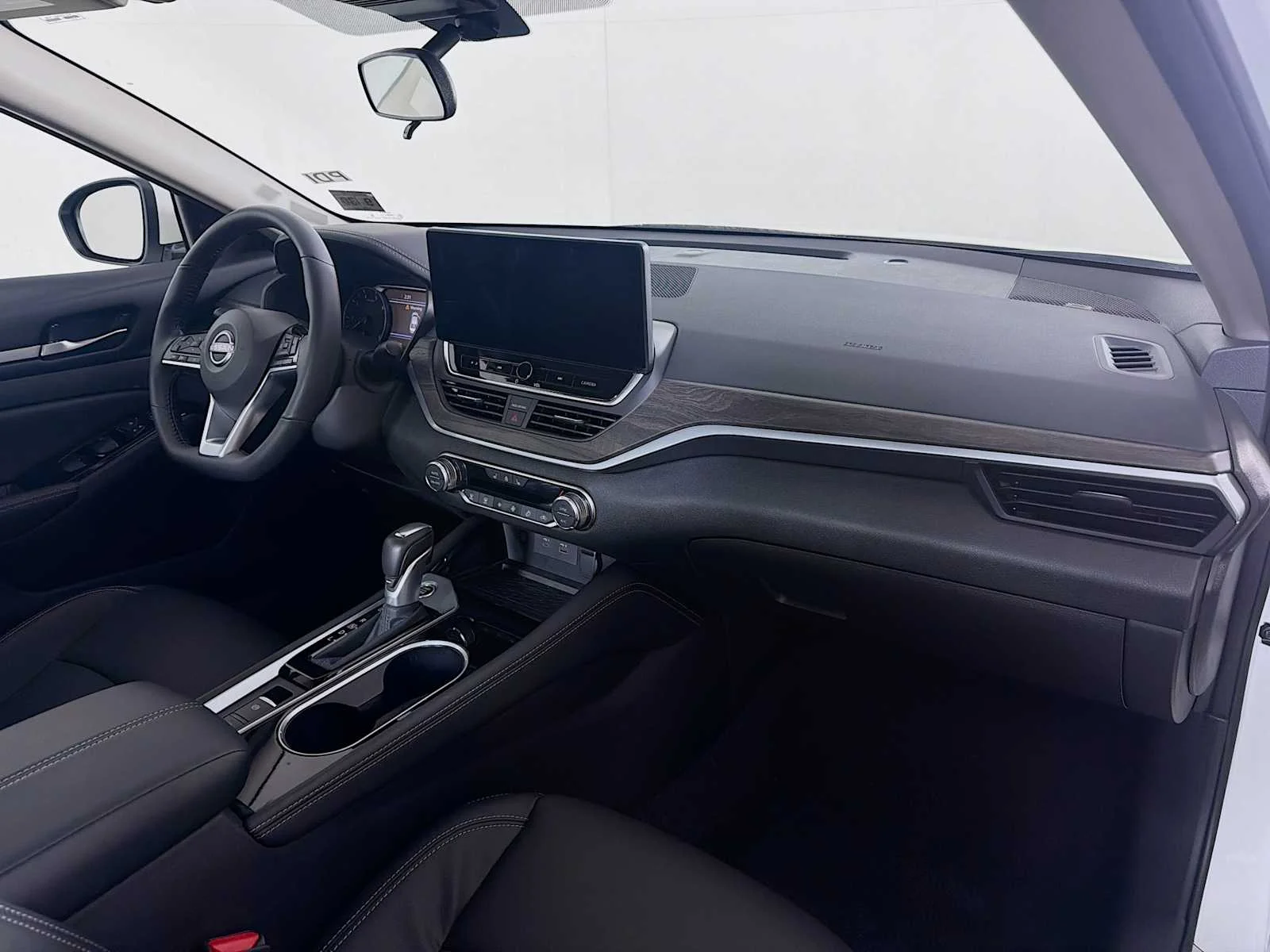 Certified Used 2025 Pearl White Tricoat Nissan SL image 25