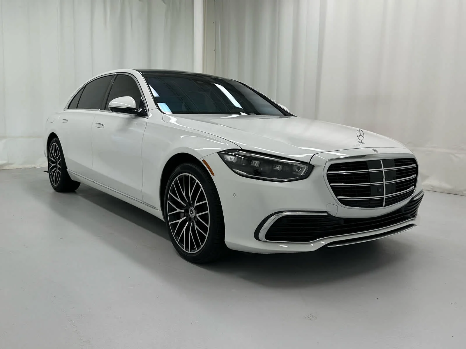 Used 2024 MANUFAKTUR Moonlight White Metallic Mercedes-Benz S 580 image 2
