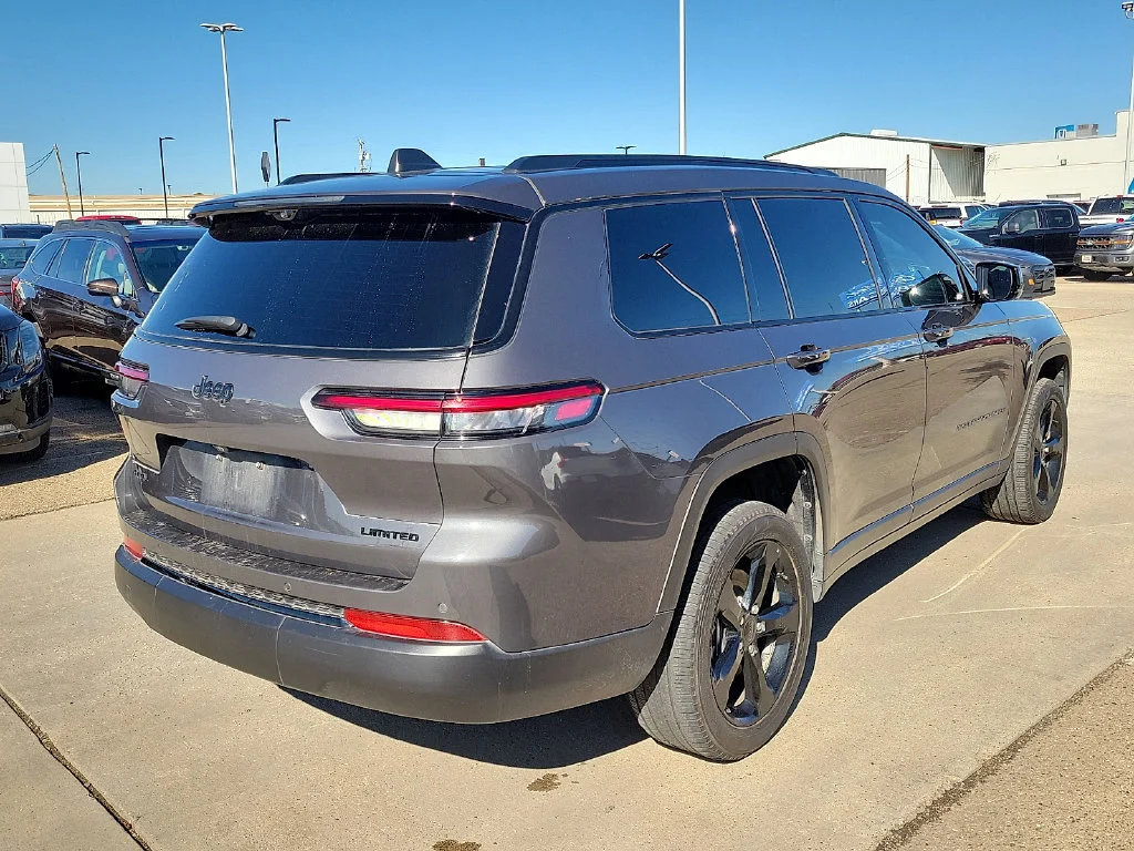Used 2025  Jeep Limited image 11