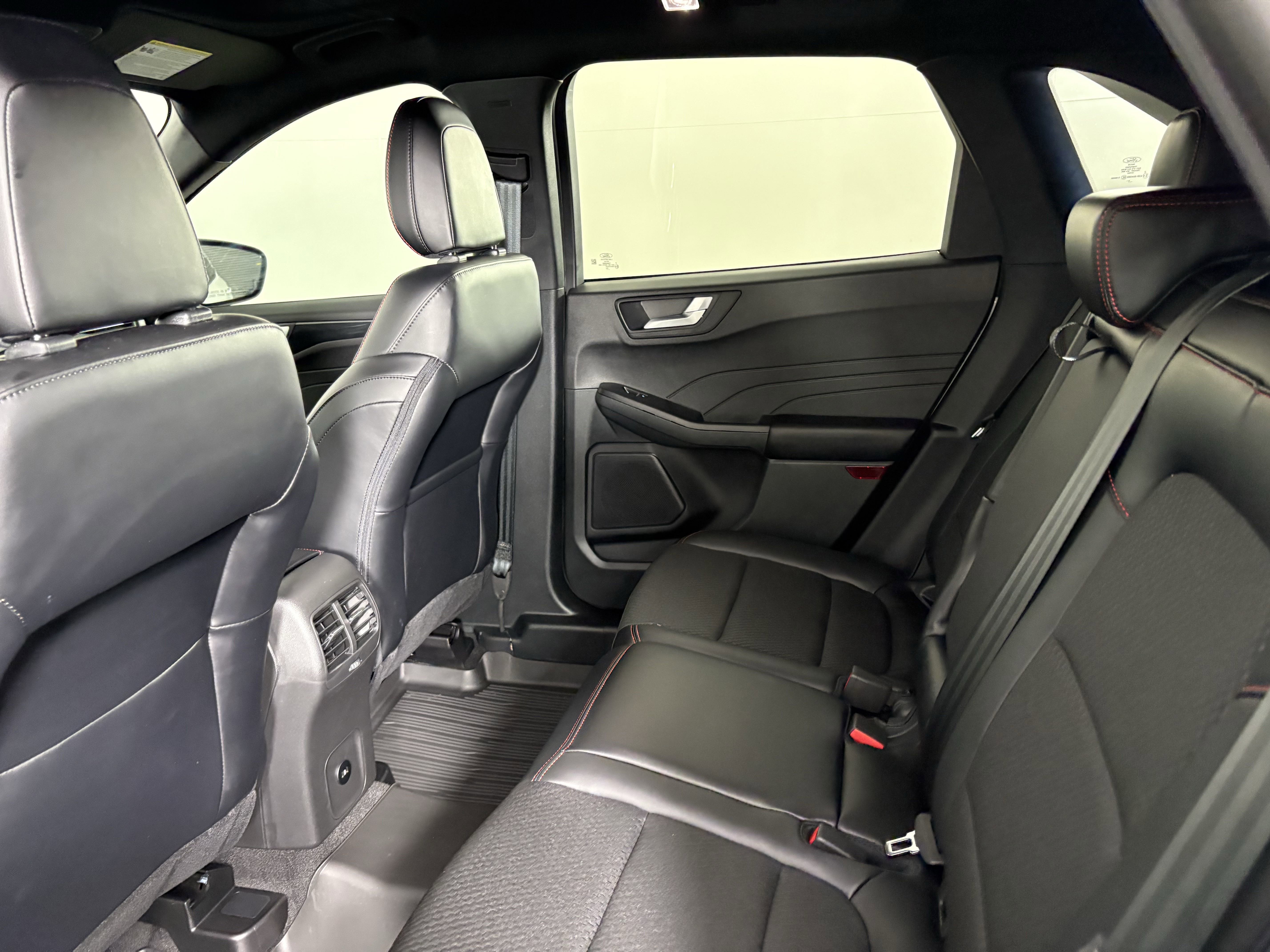 2025 Ford Escape ST-Line Select - Photo 17