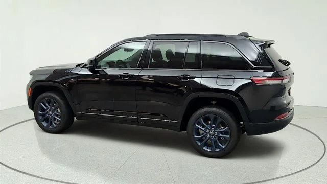 New 2026 Diamond Black Crystal Pearlcoat Jeep  image 8