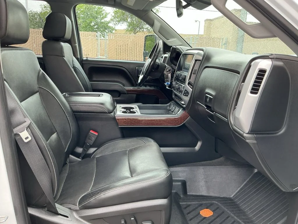Used 2018 White GMC SLT image 26