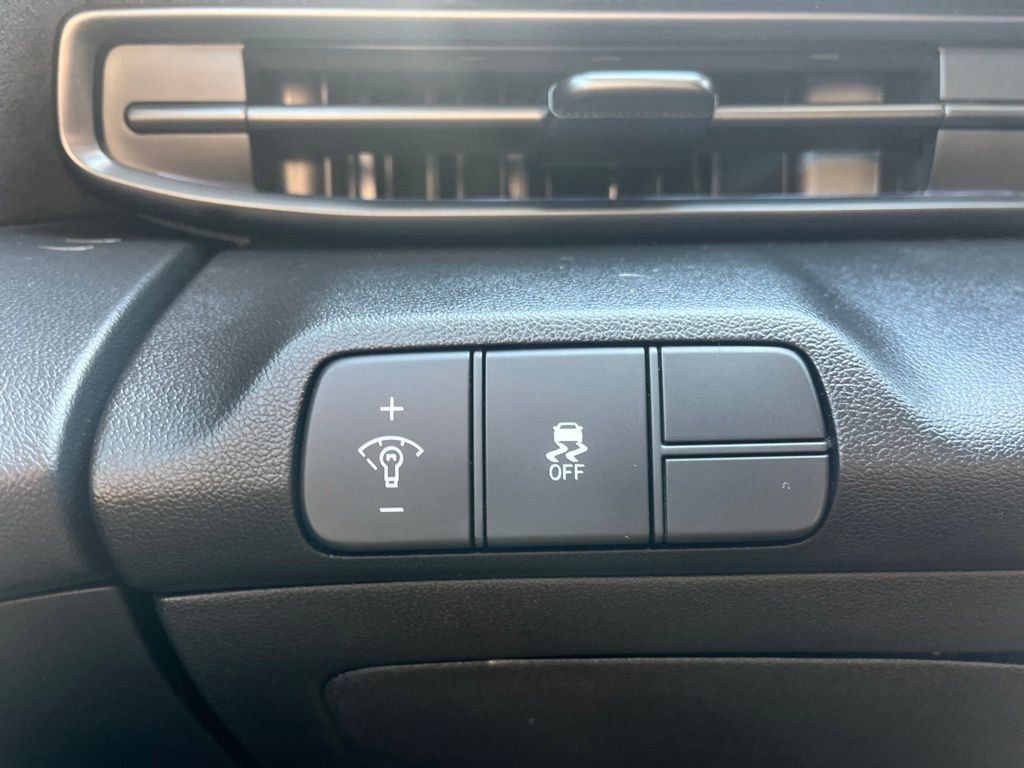 Used 2025 White Hyundai Base image 23
