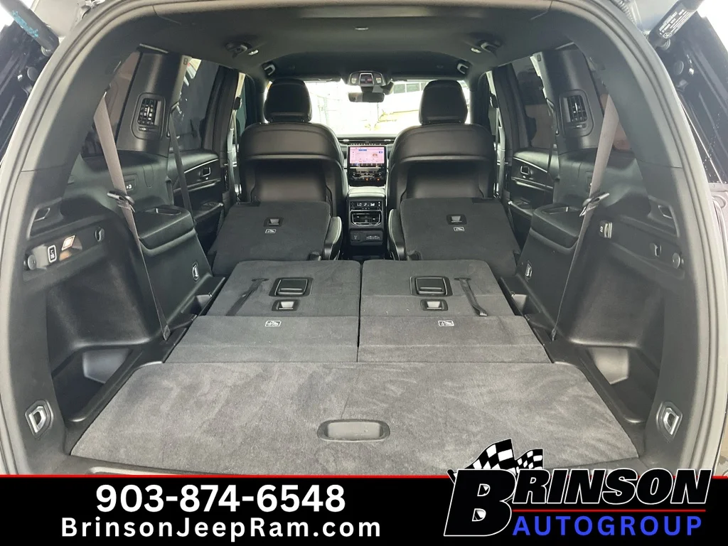 Used 2025 Diamond Black Crystal Pearlcoat Jeep Limited image 11