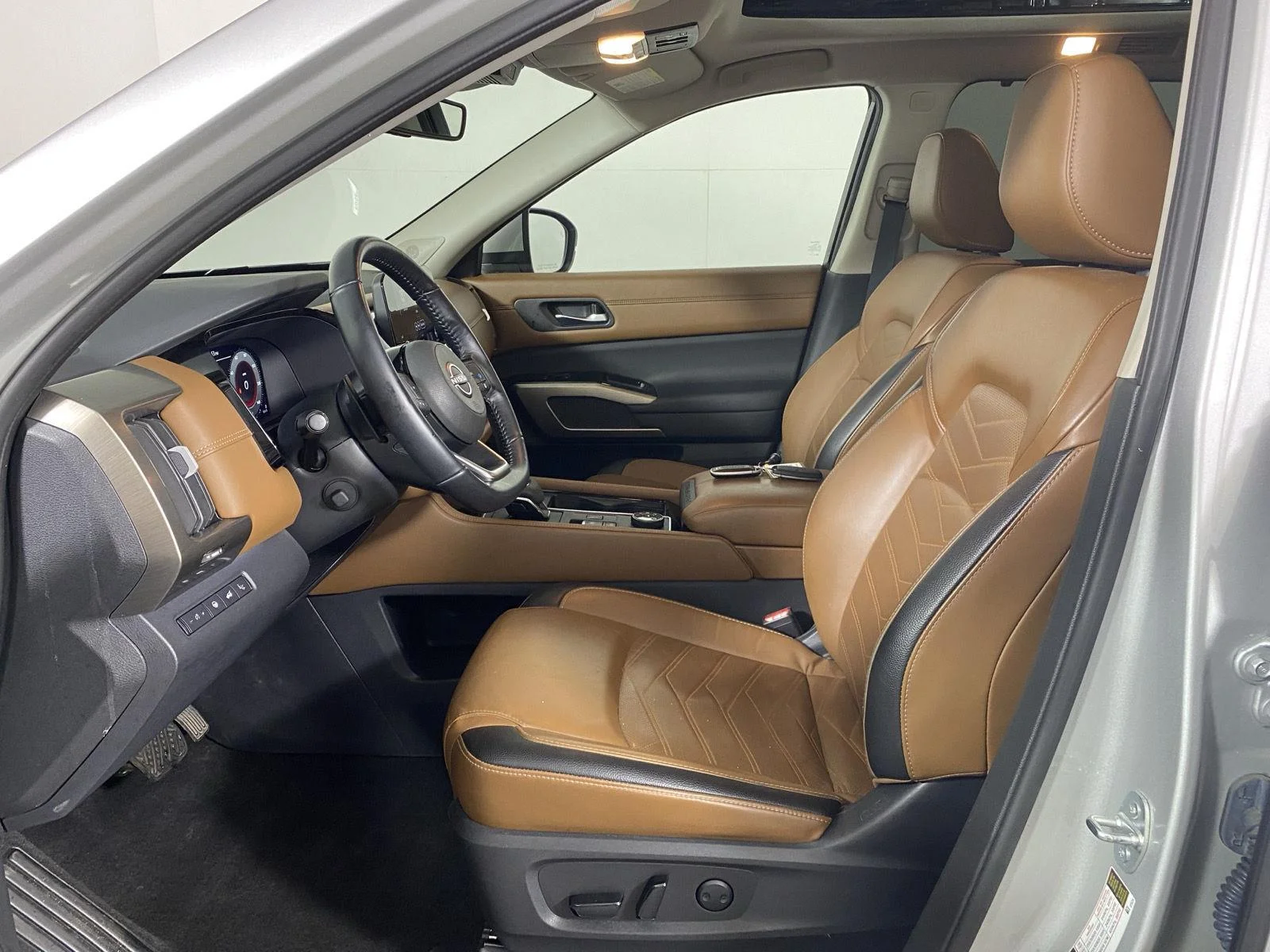 Used 2023 Brilliant Silver Metallic Nissan Platinum image 13