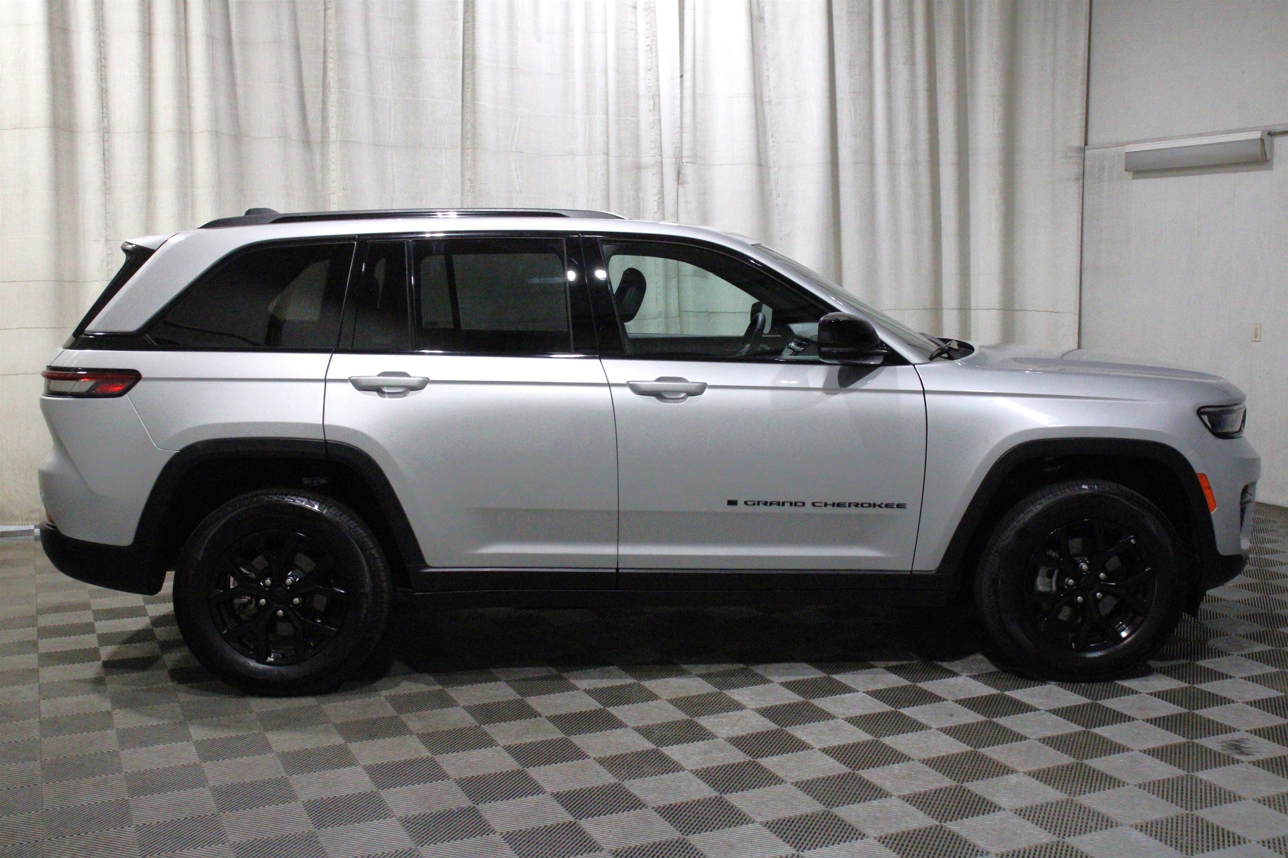 Used 2025 Silver Zynith Jeep Altitude image 32