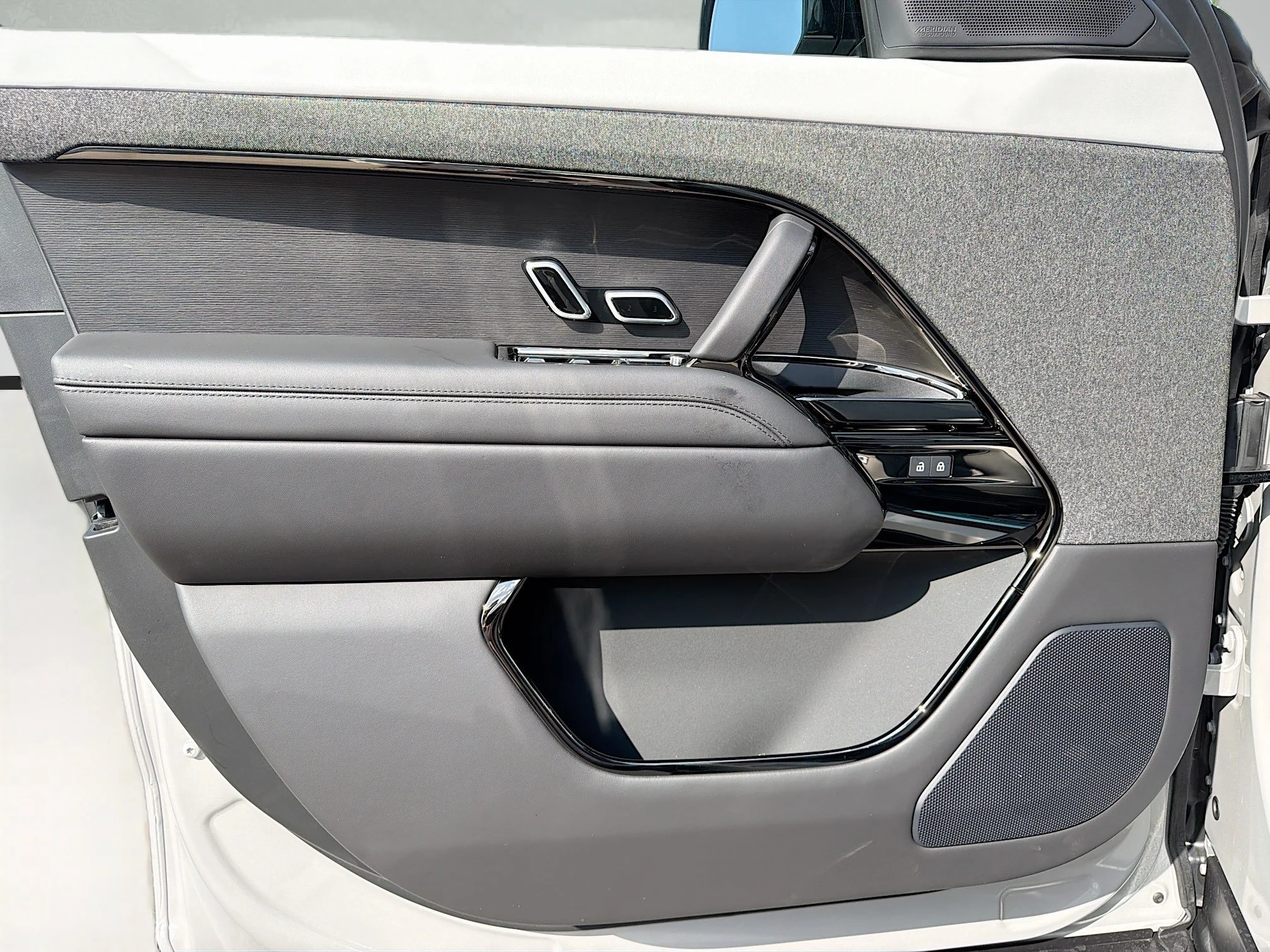 New 2026 Borasco Grey Metallic Land Rover Dynamic SE image 23