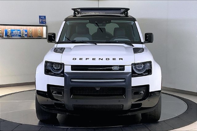 Used 2024 Fuji White Land Rover X-Dynamic SE image 2