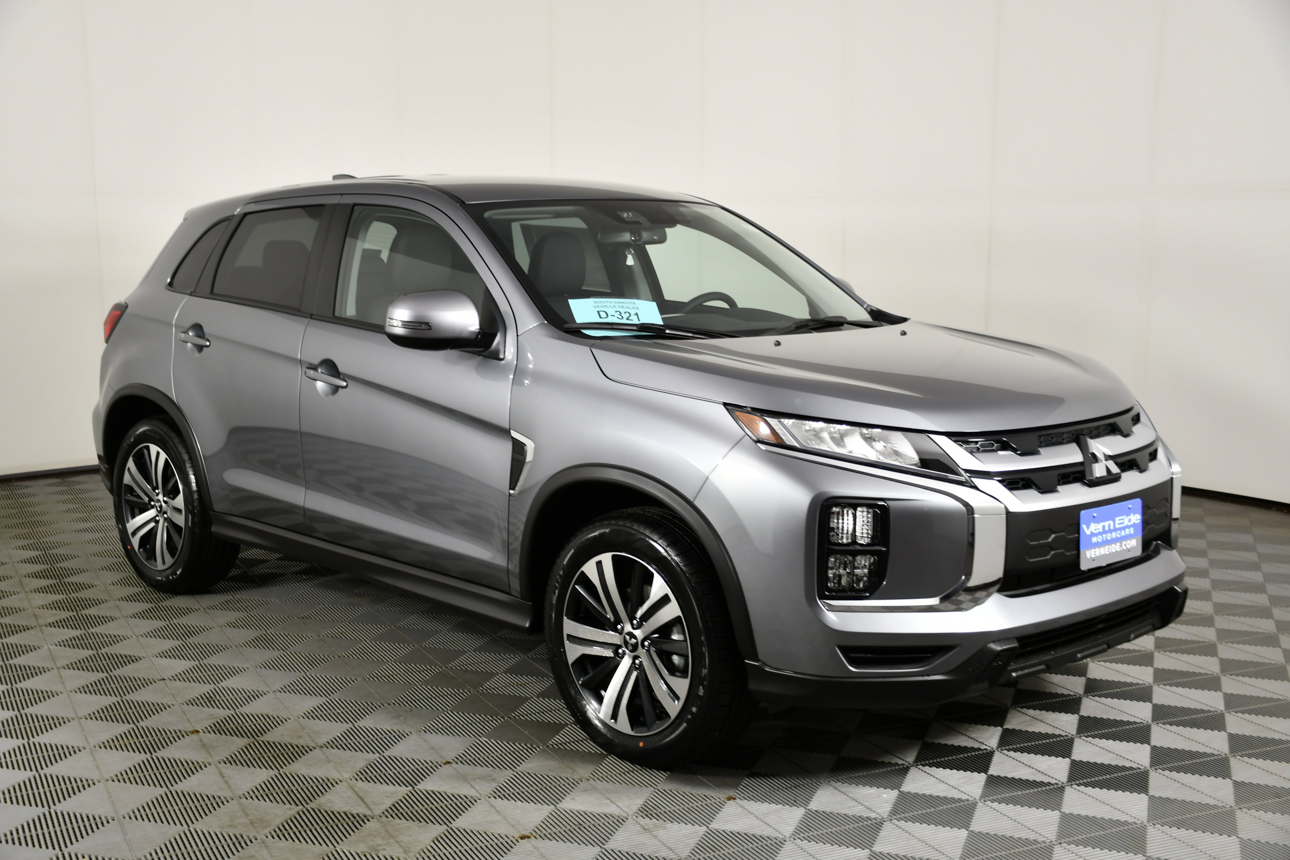 New 2026 Mercury Gray Metallic Mitsubishi SE image 4