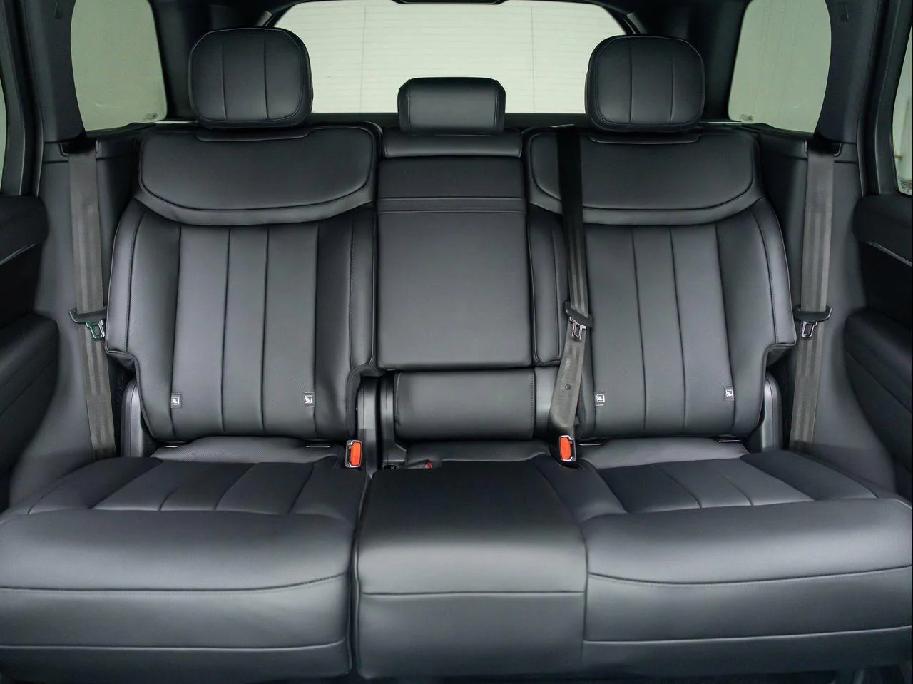 New 2026 Eiger Grey Land Rover P550e SE image 17