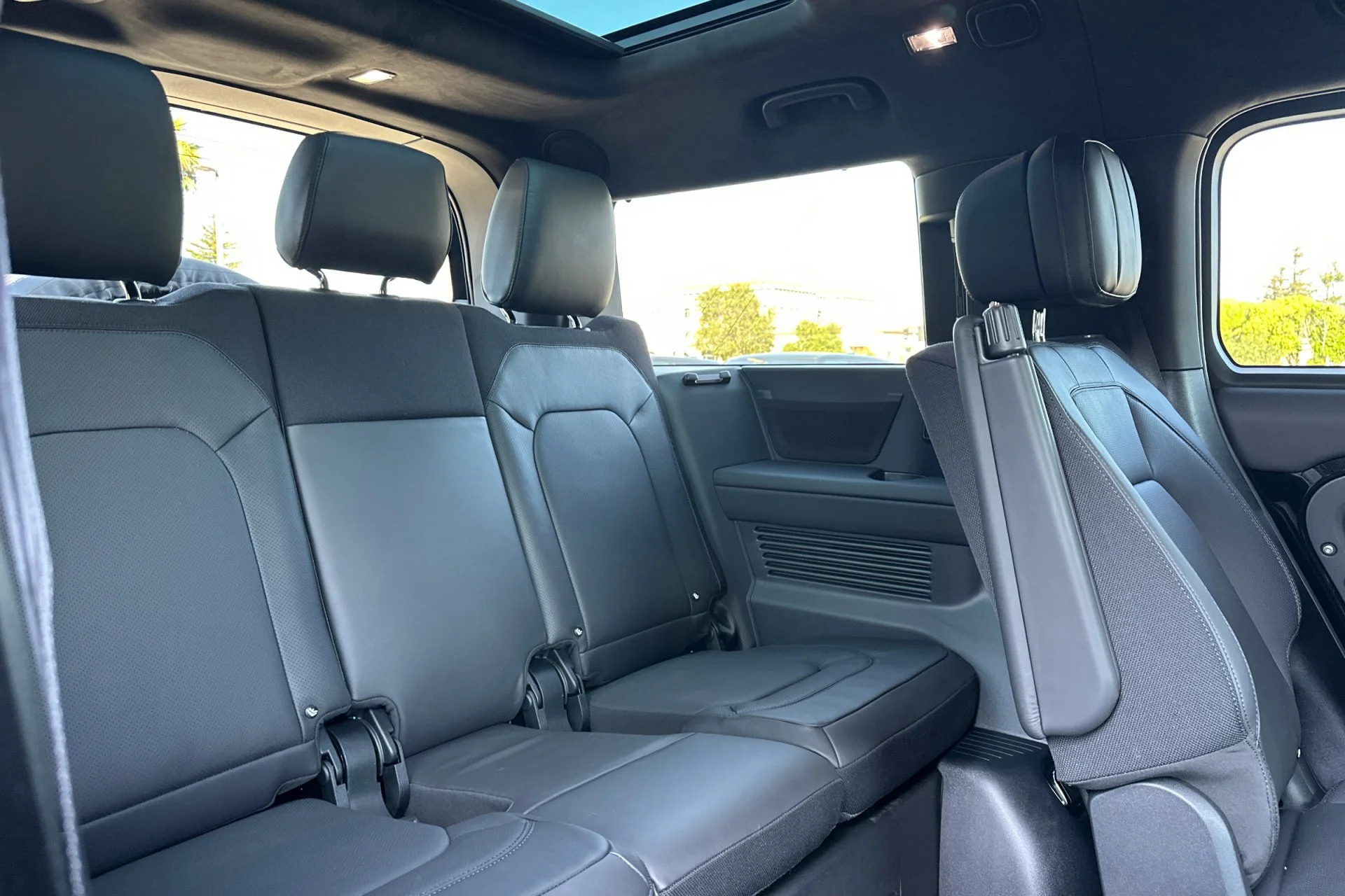 New 2026 Santorini Black Land Rover V8 image 17