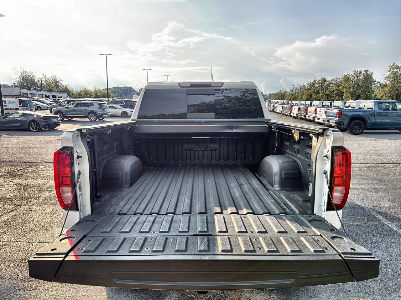Used 2021 SUMMIT WHITE GMC Elevation image 21