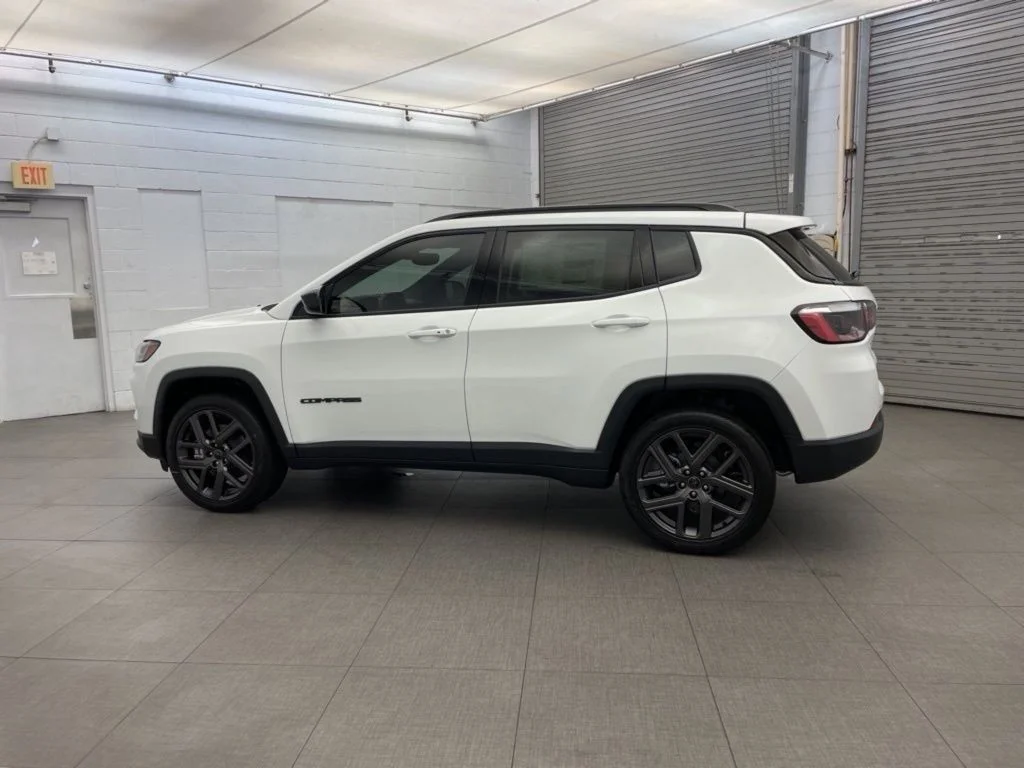 New 2026 White Jeep Latitude image 5