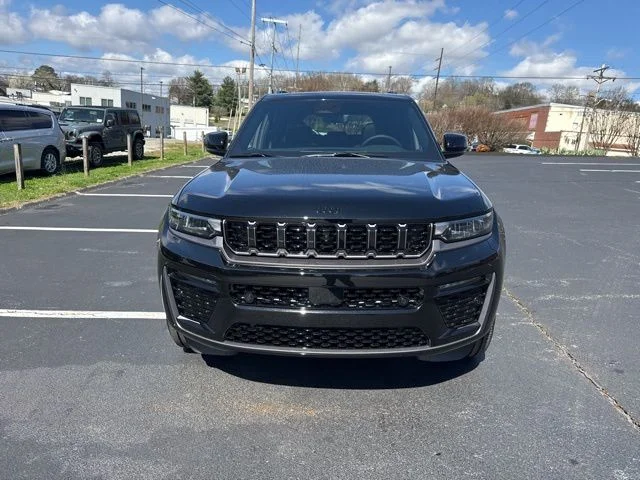 New 2026 Diamond Black Crystal Pearl-Coat Exterior Paint Jeep Limited Reserve image 2