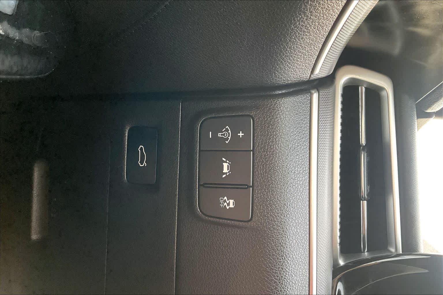 Used 2023 Glacial White Pearl Kia GT-Line image 32