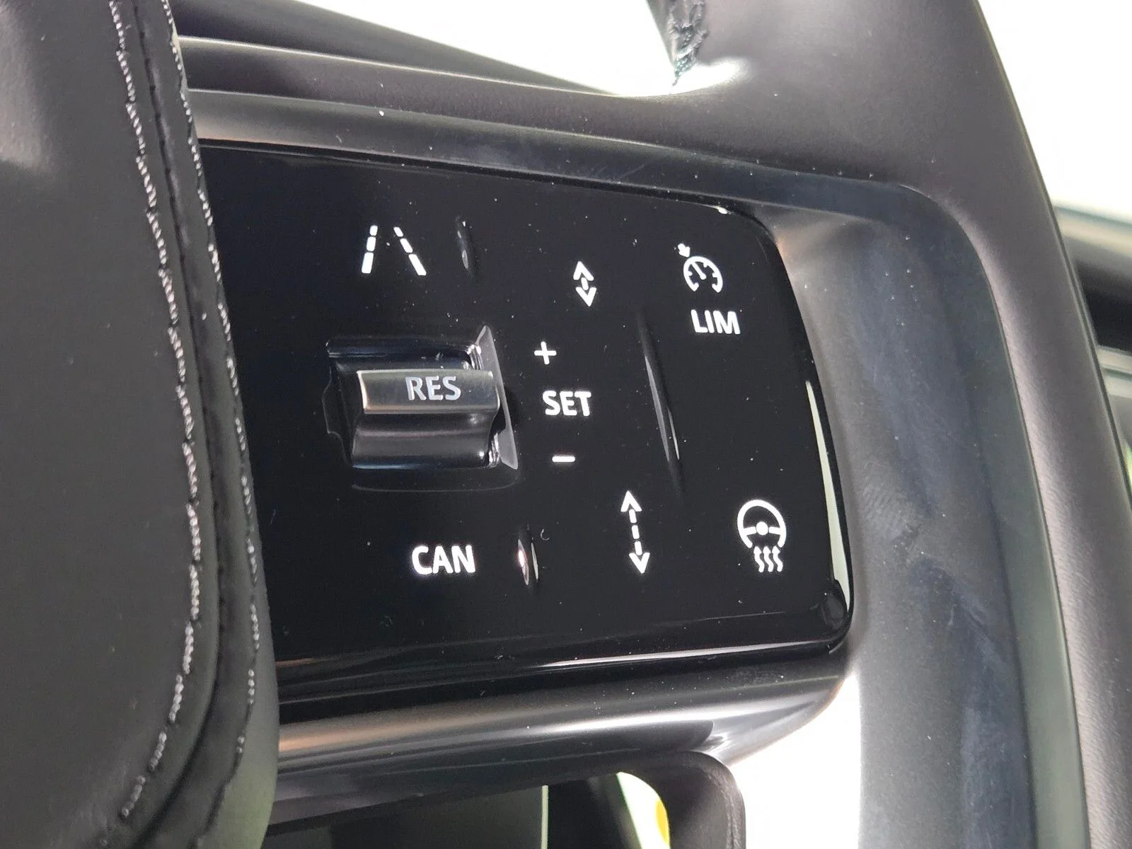 New 2026 Fuji White Land Rover SE image 25