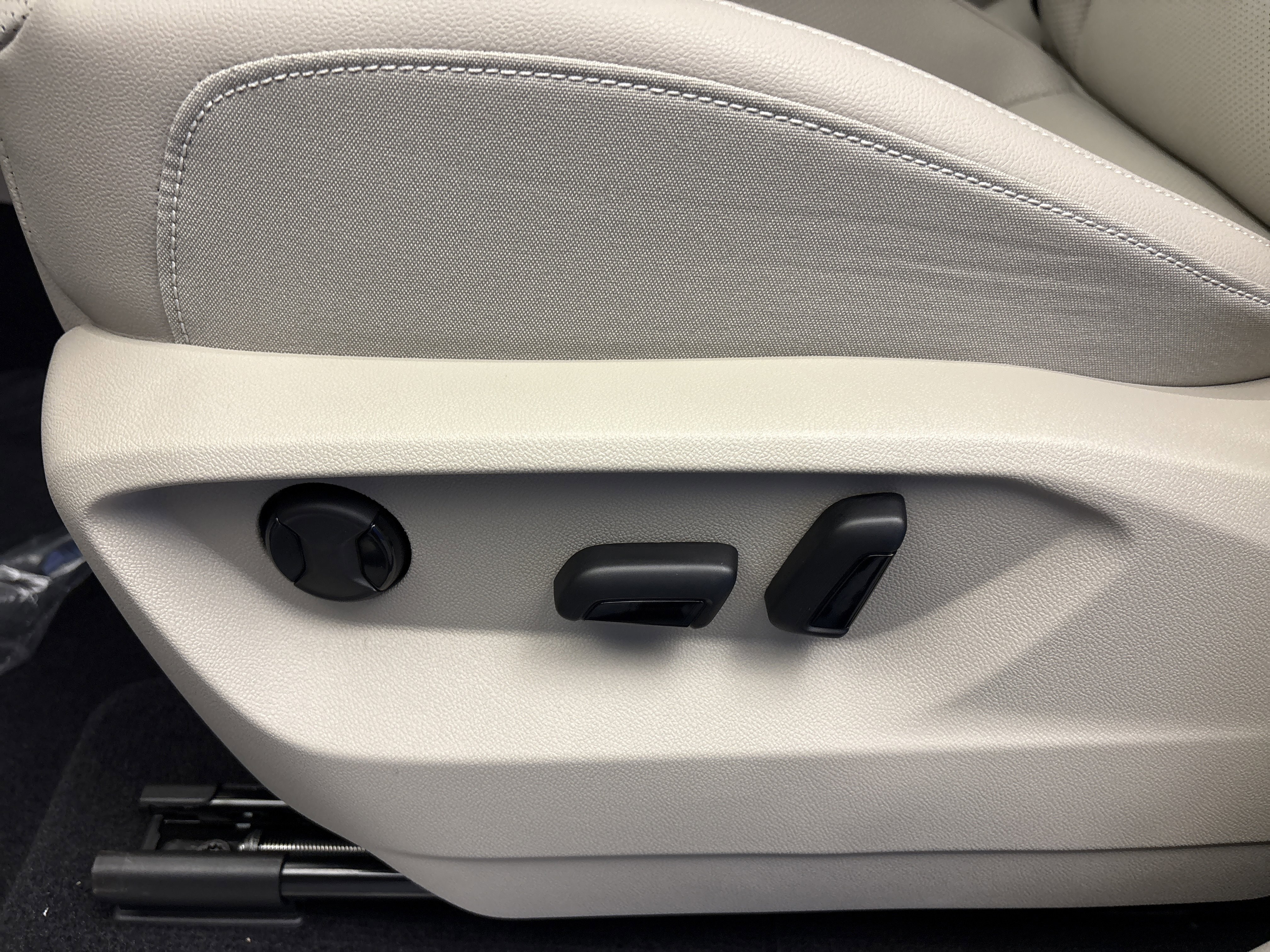 2026 Volkswagen Atlas SE w/Tech - Photo 13