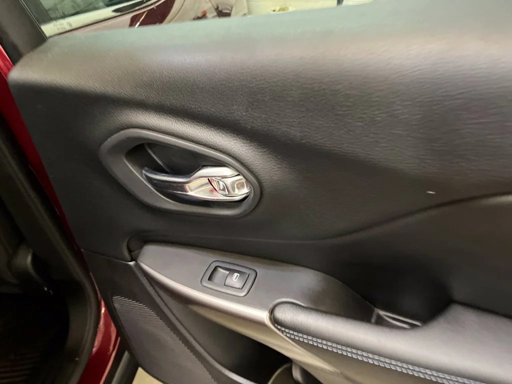 Used 2019 Red Jeep Latitude image 27